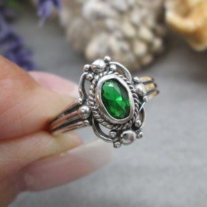 Stunning 925 Sterling Silver & Emerald Ring>Beautiful Design, Minimalist, Dainty
